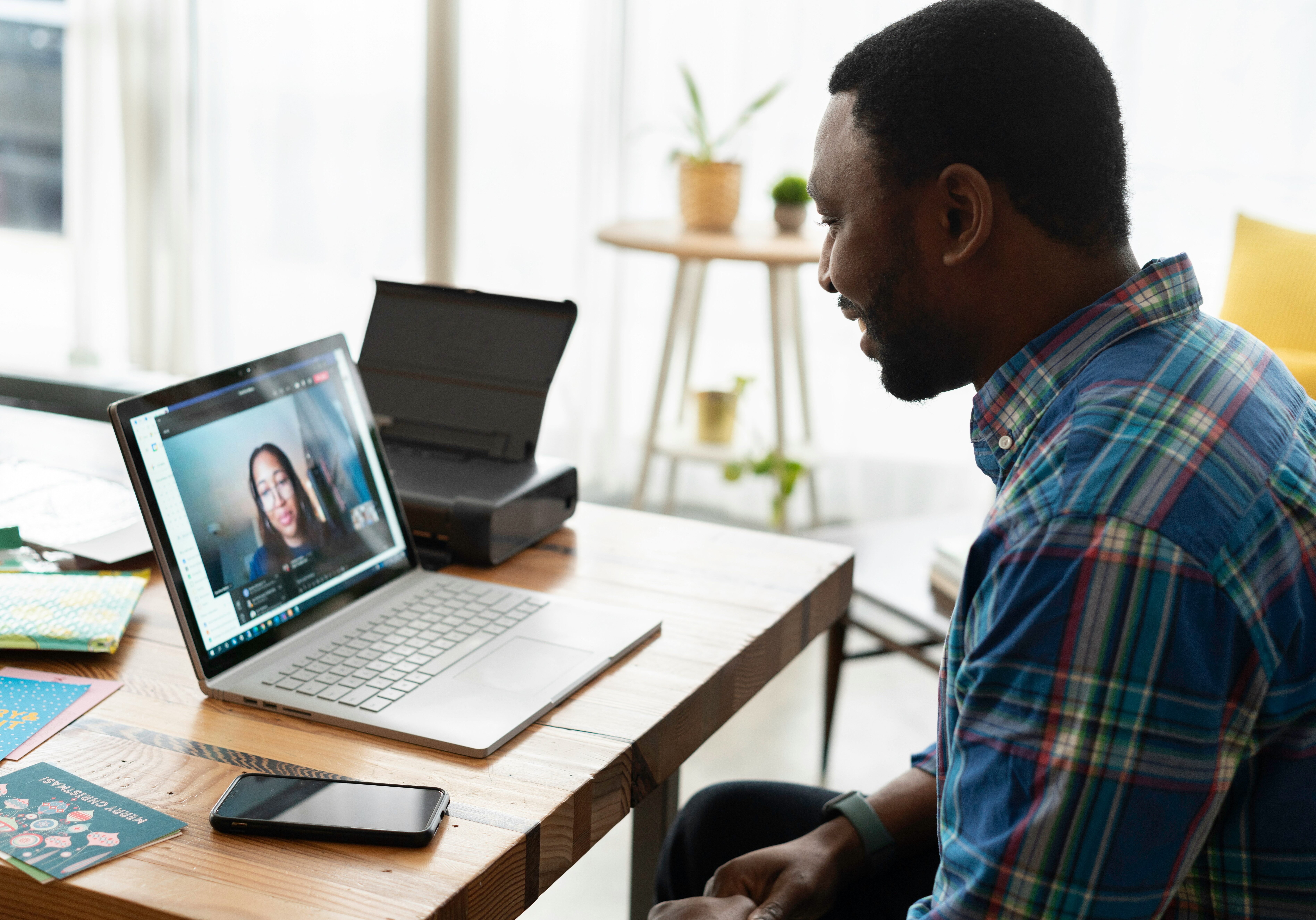 linkedin-sales-solutions-6ie6OjshvWg-unsplash (2)